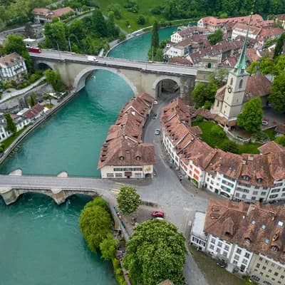 Um diese Schweizer Stadt kann man schwimmen