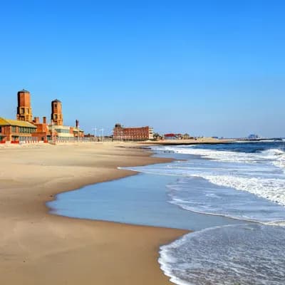 Riis Beach-Badhaus wird als Rockaway Ocean Club eröffnet