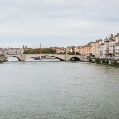 Saône mit Brücke und Häuserfronten in Lyon