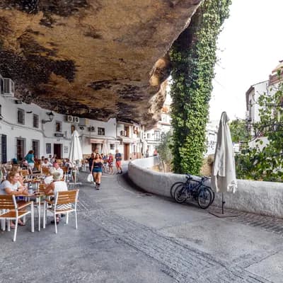 Setenil de las Bodegas: Einzigartiger Ort zwischen Fels und Erbe
