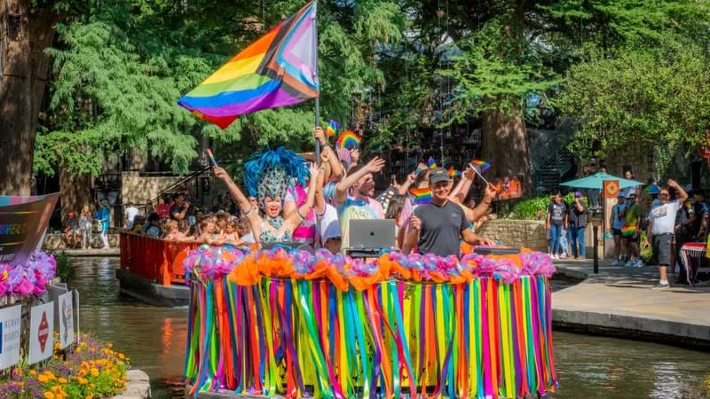 San Antonio célèbre la cinquième parade des fiertés sur la rivière