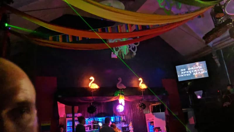 Flamingos Dance Bar (gay & alternative)