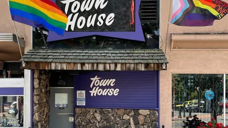 Town House Cocktail Lounge