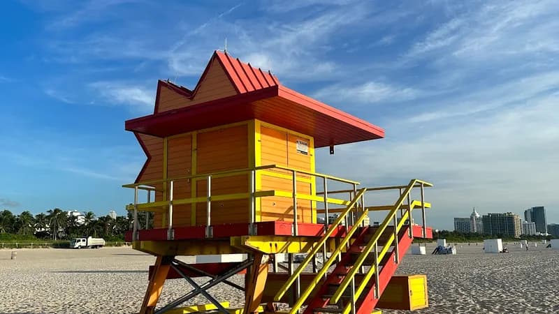 12th Street Lifeguard Tower (Rainbow Flag)