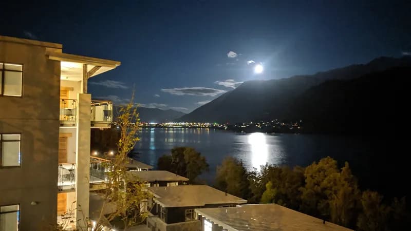 The Rees Hotel, Luxury Apartments & Lakeside Residences