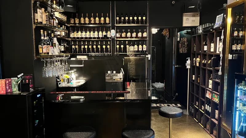 BAR BLACKNUDE HERO