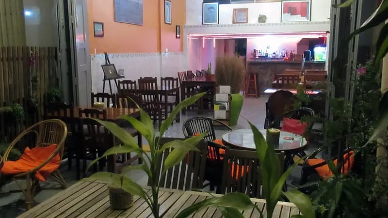 WoodHouse Restaurant and Bar