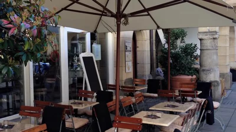 Ruben’s Bar Bistro Lounge