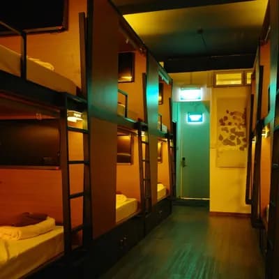 Chic Capsule Otel