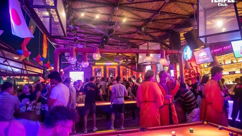 Temple sky lounge pub street