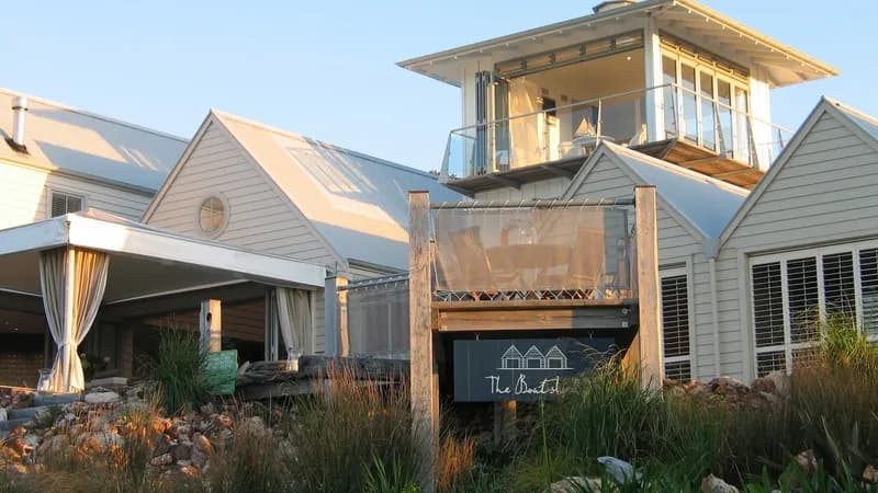 The Boatshed Hotel