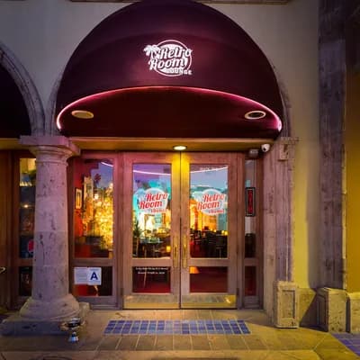 RetroRoom Lounge