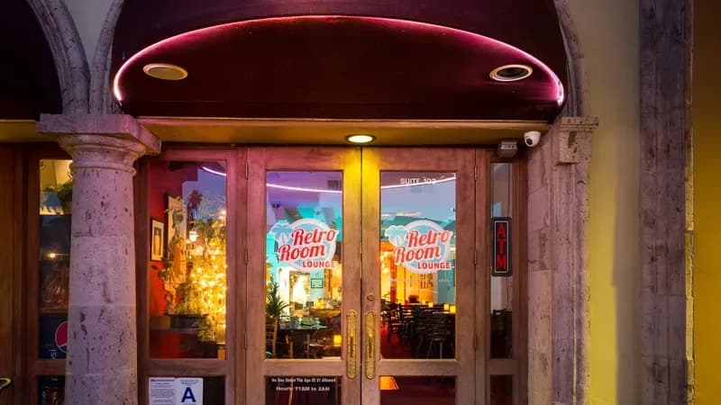 RetroRoom Lounge