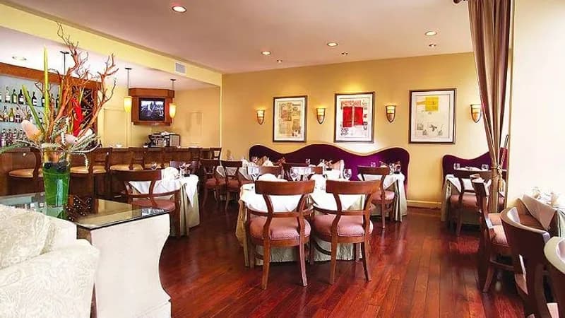 Knoll at Le Parc Suite Hotel