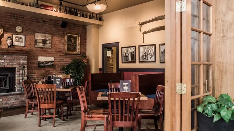 Charly's Pub & Grill