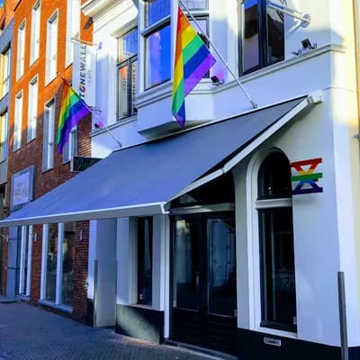 (Café Stonewall) S.H.H.T.