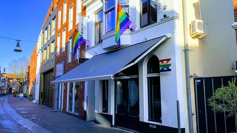 (Café Stonewall) S.H.H.T.