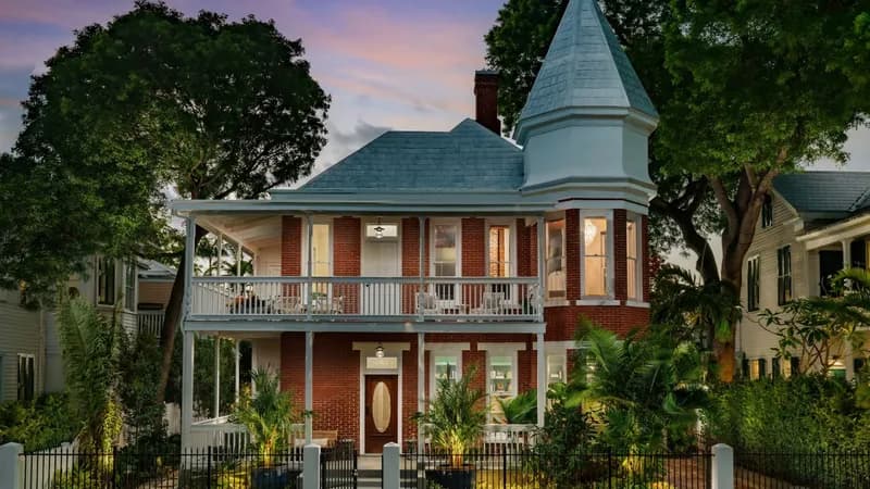 The Grand Maloney Hotel