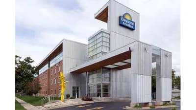 Days Inn & Suites by Wyndham Milwaukee