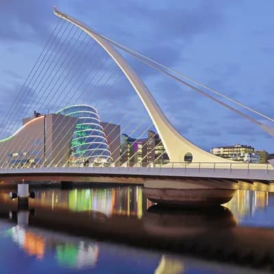 Beleuchtete Samuel Beckett Bridge über dem Fluss Liffey in Dublin bei Nacht