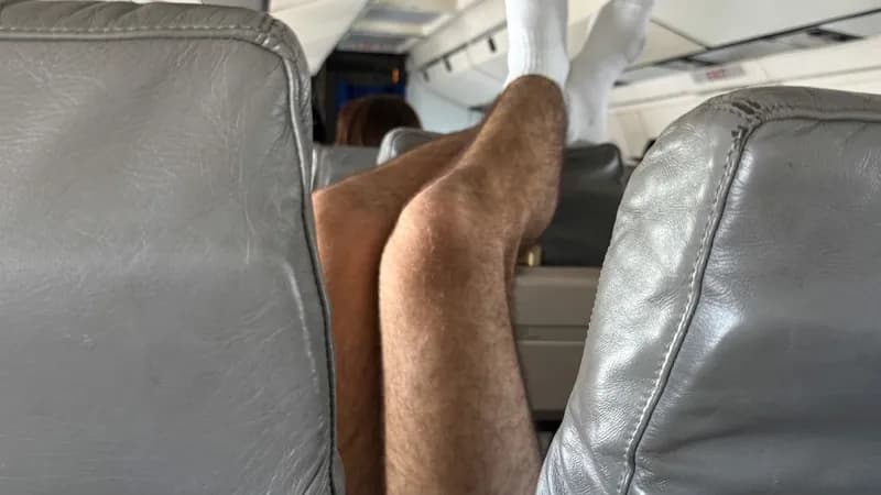 Darf ich mich im Flieger auf freie Plätze ausstrecken?