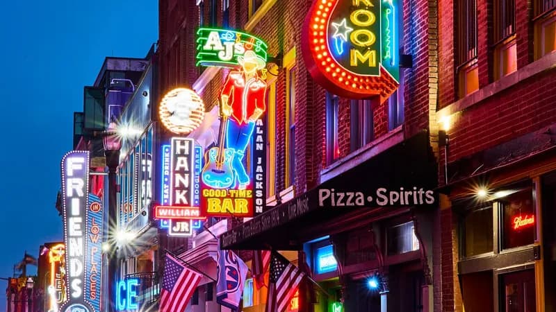 Nashville établit des offres queer-tolérantes pour les voyageurs LGBTQ dans le Sud.