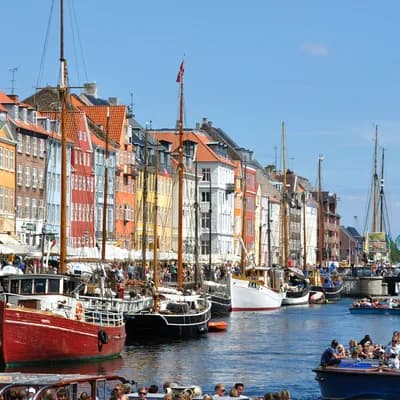 Bunte Häuser, Segelschiffe und Ausflugsboote am Nyhavn in Kopenhagen