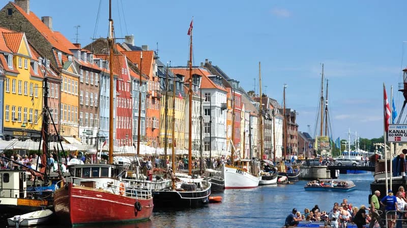 Bunte Häuser, Segelschiffe und Ausflugsboote am Nyhavn in Kopenhagen