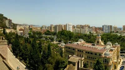 Málaga and Torremolinos without a rental car: Your queer short trip in November