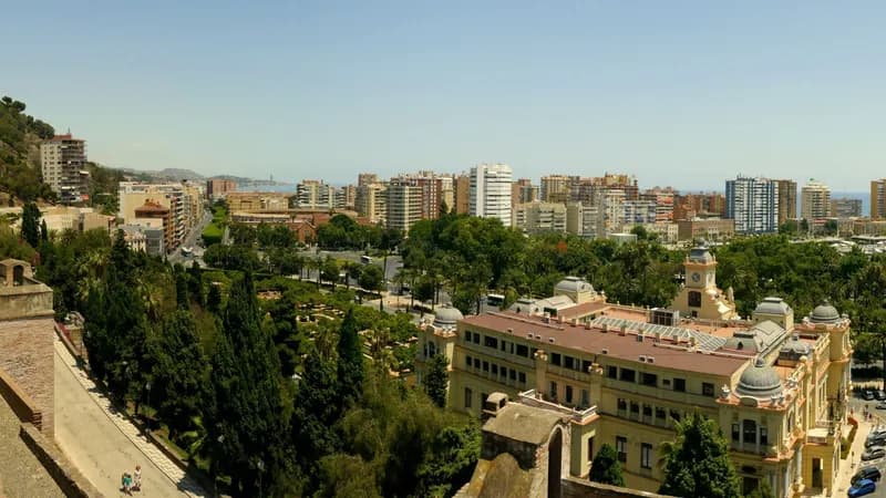 Vue sur Málaga et son port, avec les arènes au premier plan