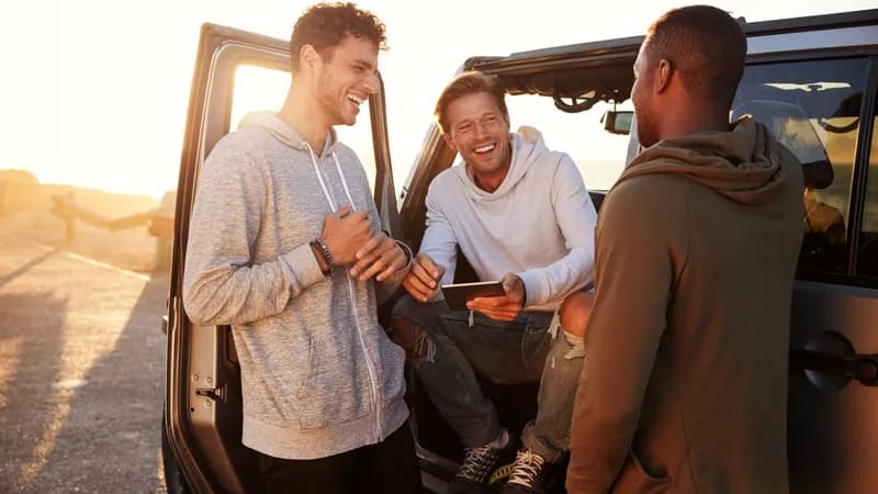 Les vacances entre hommes signifient simplement amusement et action.