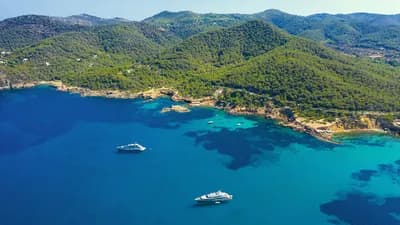 Royals vacation on luxury islands and in private jets