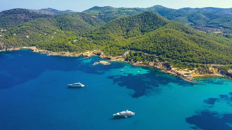 Royals vacation on luxury islands and in private jets