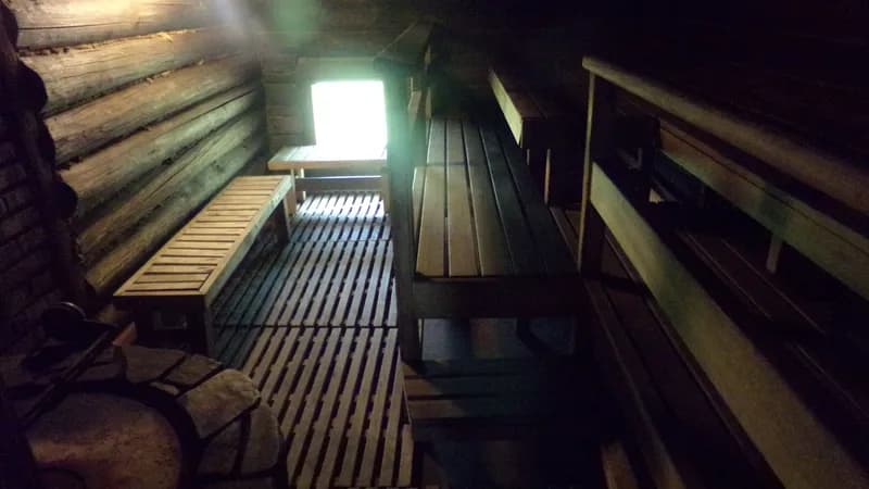 Leerer Sauna-Innenraum in Tamminiemi, Symbolbild zum Sauna-Ratgeber