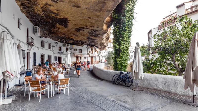 Setenil de las Bodegas: Einzigartiger Ort zwischen Fels und Erbe