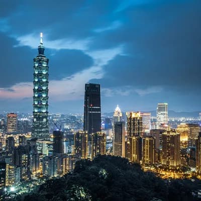 Skyline von Taipeh mit beleuchtetem Taipei 101 in der Abenddämmerung